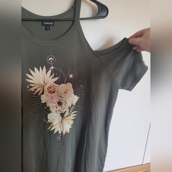 Torrid Floral Cold Shoulder Green Top Size 0 - Large - Picture 6 of 11